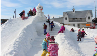 巨大雪像すべり台